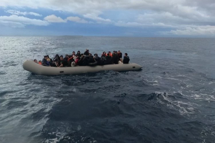Ayvalık açıklarında 56 düzensiz göçmen yakalandı
