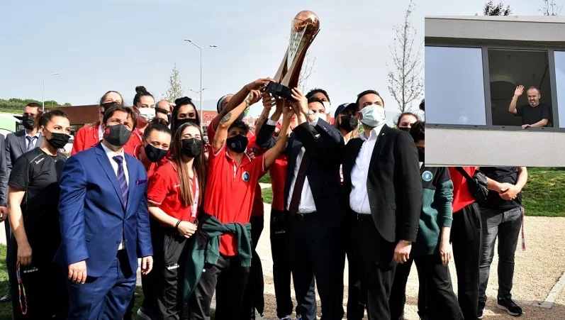 Bursa’nın şampiyon perileri kupayı hastaneye götürdü!