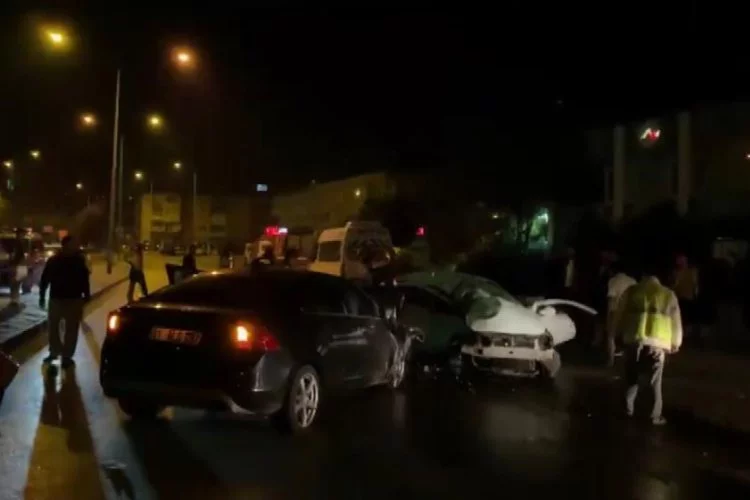 Bursa’da 2 araç kafa kafaya çarpıştı