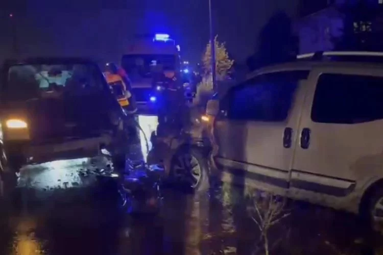 Bursa'da 2 araç kafa kafaya çarpıştı: 2'si çocuk 3 kişi yaralandı