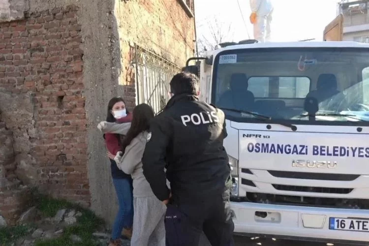 Bursa'da çöp evi boşaltılan kadın sinir krizi geçirdi, polislere saldırdı