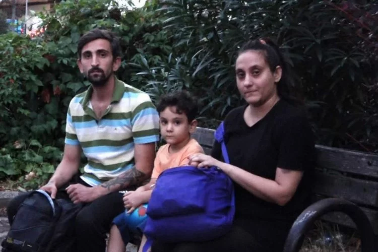 Bursa’da ev sahibi tarafından evinden çıkarılan çocuklu aile sokakta kaldı.