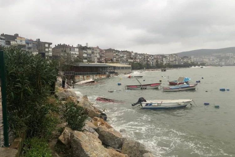 Bursa'da fırtına sonrası tekneler alabora oldu