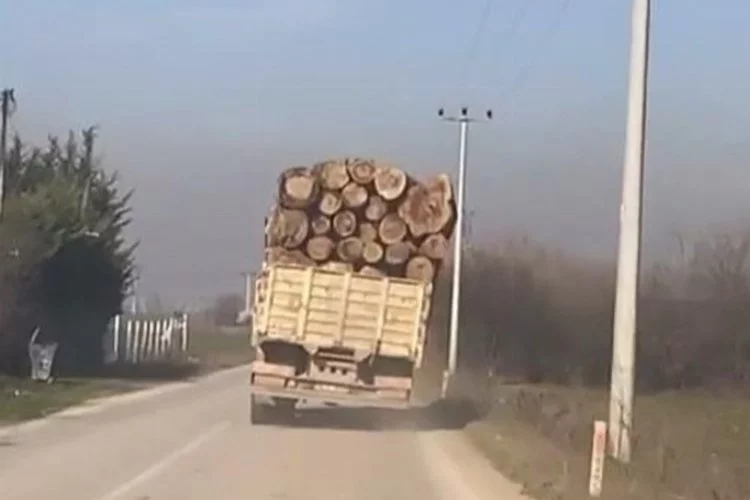Bursa'da kamyonetin tehlikeli yolculuğu kamerada