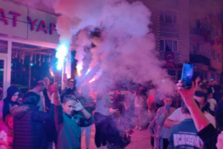 Bursa'da mahalleli geleneği bozmadı, 23 Nisan coşkuyla kutlandı