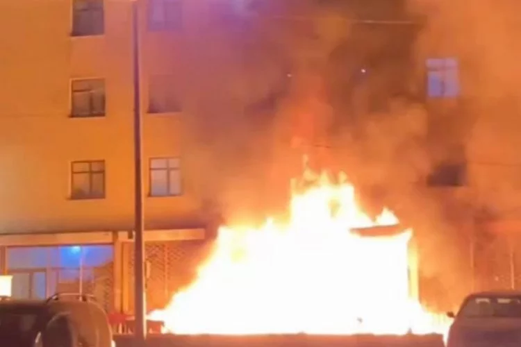 Bursa'da mobilya dükkanında çıkan yangın evlere sıçradı