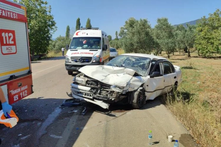 Bursa'da otomobiller kafa kafaya çarpıştı