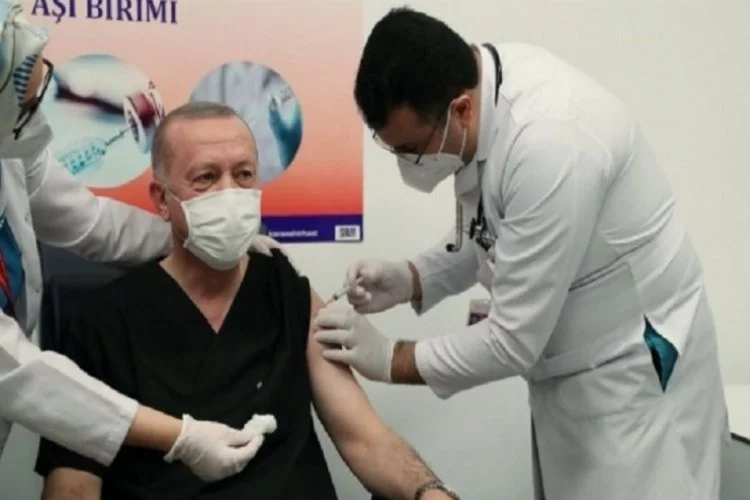 Cumhurbaşkanı Recep Tayyip Erdoğan, aşı olduğu anları paylaştı!