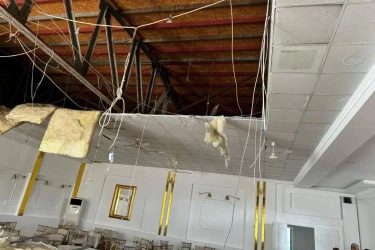 Düğün salonu tavanı çöktü: Faciadan dönüldü