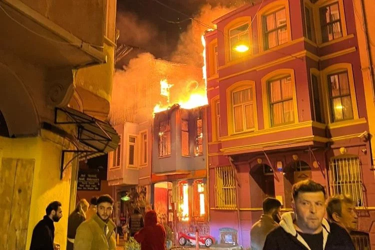 Fatih'te ahşap binada başlayan yangın yanındaki binaya da sıçradı
