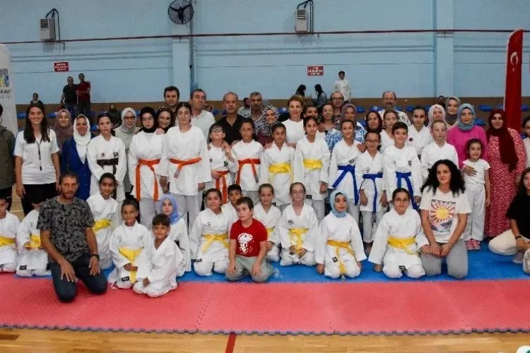 Karacabey'in genç karatecileri yeni kuşaklarını aldı