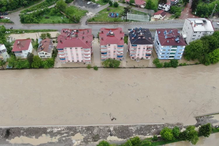 Kastamonu'da sel: Yüzlerce ev sular altında kaldı