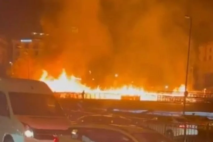 Korkutan yangın: Tahta yürüyüş yolu alev alev yandı