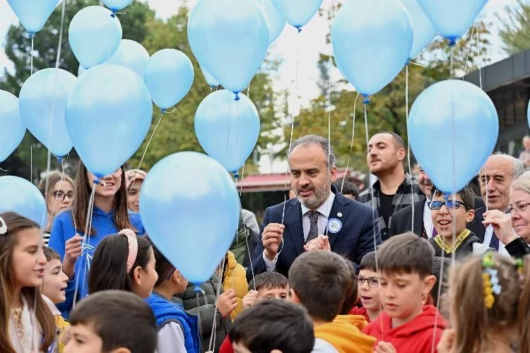 Mavi balonlar Filistinli çocuklar için gökyüzüne bırakıldı