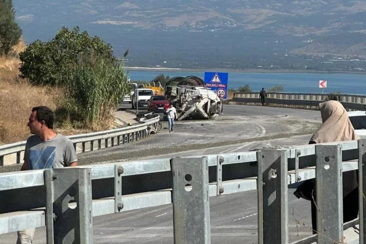 Bursa'da beton mikserleri kafa kafaya çarpıştı: 1 ölü, 1 ağır yaralı