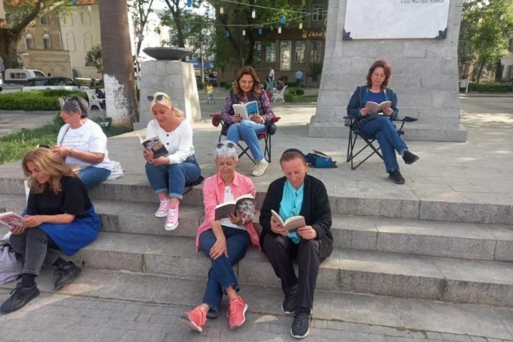Mudanya'da "Kitabını al da gel" meydanı doldurdu