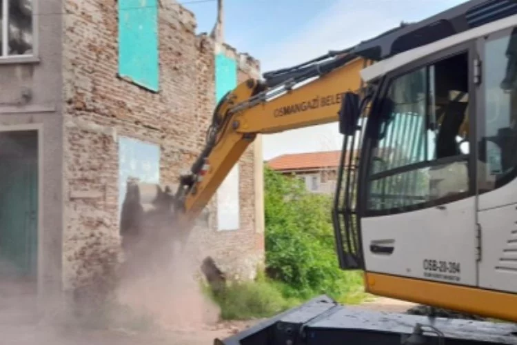 Osmangazi'de metruk binalar bir bir yıkılıyor