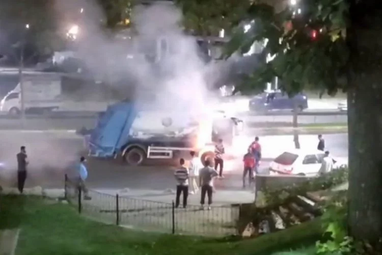Sultangazi'de seyir halindeki çöp kamyonu alev alev yandı
